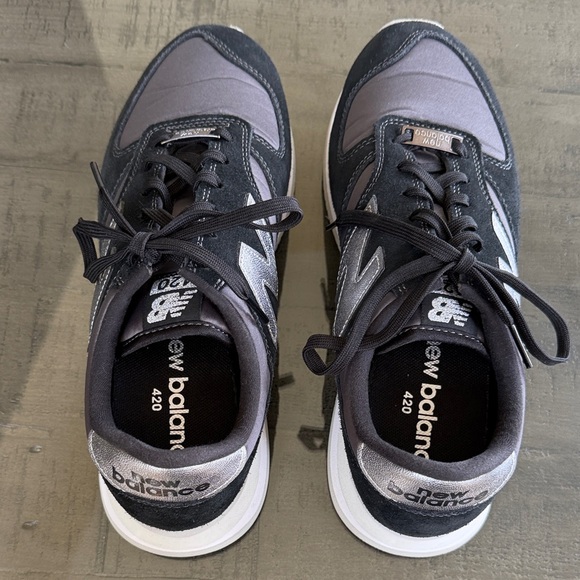 New Balance Black and Gray Athletic Shoes. Womens size 8.5 - Picture 4 of 7